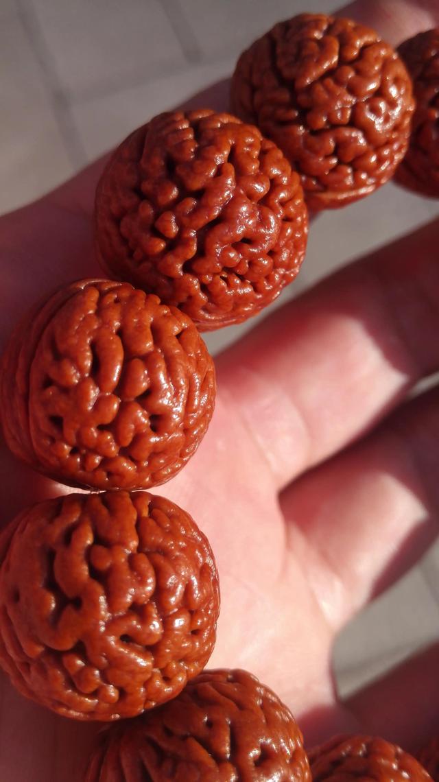 桃核手串怎么盘红，桃核手串怎么盘红用什么油（如何盘玩桃核手串）