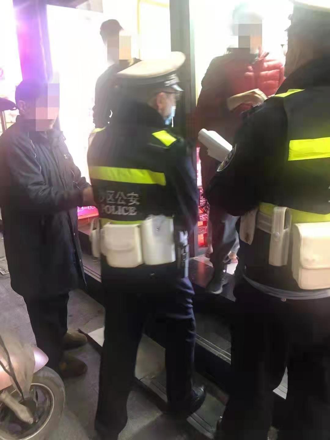 沙坪坝天星桥家电维修 维修手机起纠纷 民警到场积极调解