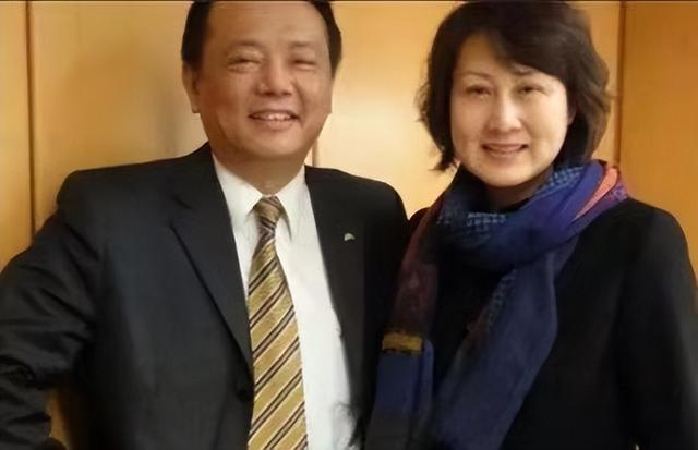 张凯丽与富豪老公逛夜市，穿百元T恤甜蜜牵手，结婚26年仍似热恋
