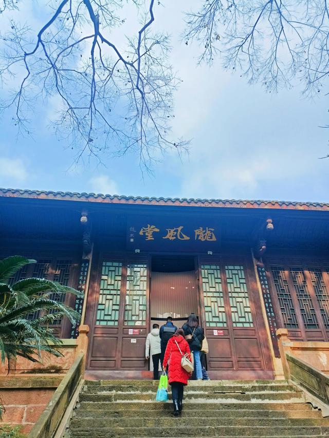 铁杵磨成针的故事，铁杵磨成针的故事原文（李白“铁杵磨成针”的故事出自何处）