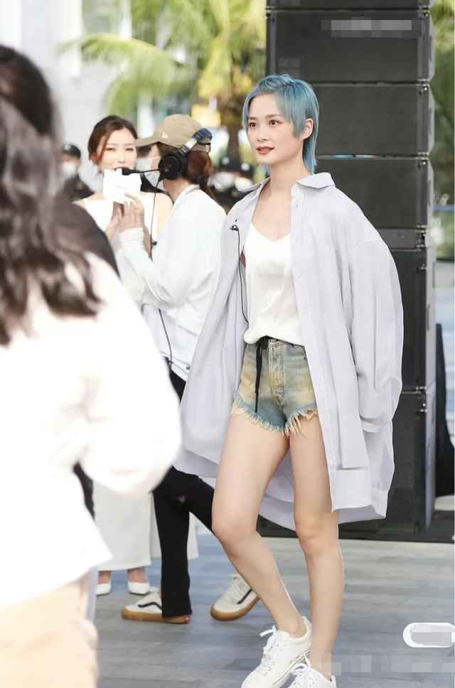 刚染完蓝黑很蓝怎么办，蓝黑染出来偏蓝怎么办（38岁李宇春现身三亚）