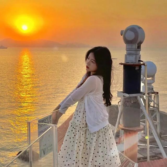 漂亮小姐姐图片，高清漂亮小姐姐的真人头像 俞人间-  ‘玫瑰可以在荒野盛开 深海也可以有星光.’微信（小裙子都觉得怀才不遇）