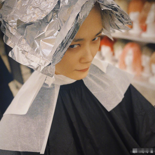 刚染完蓝黑很蓝怎么办，蓝黑染出来偏蓝怎么办（38岁李宇春现身三亚）