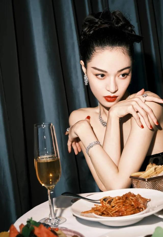 儿童发型图片 小女孩发型绑扎方法简单又可爱，儿童发型图片（几款绝美的新年公主编发）