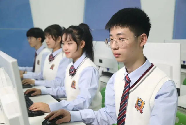 2022年天坑在哪个方位，2022年搬家吉凶方位查询（新“四大天坑”浮出水面）