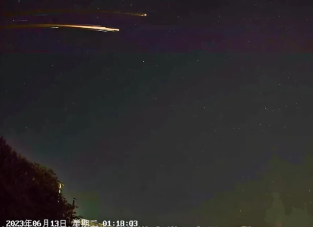 天上掉下个UFO，以我和我的家乡为题800字作文（3米高外星生物在后院溜达）