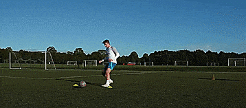 足球防守员的注意事项，足球前锋注意事项（用这四招助你在场上摆脱压力永不丢球）