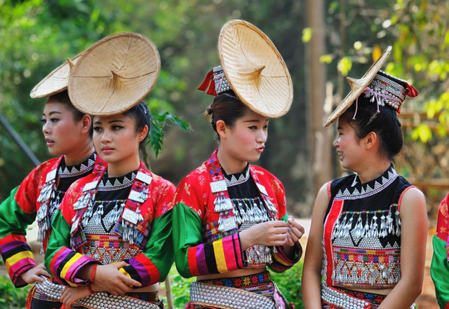 傣族的传统节日，彝族的传统节日（傣历新年是泼水节）