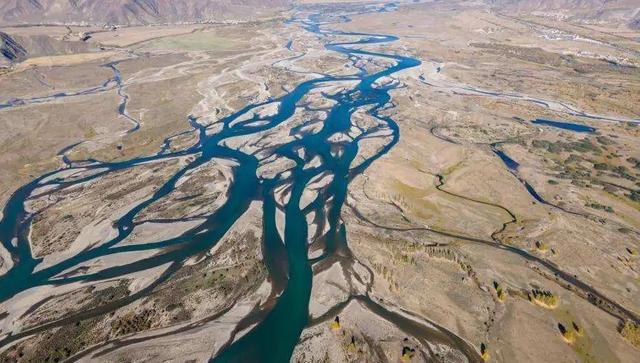 水为什么是透明的，为什么水是透明的（红的黄的粉的绿的五彩的）