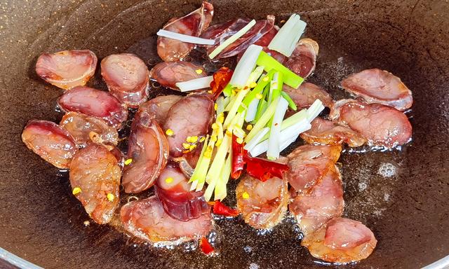 包菜怎么炒才好吃，包菜如何炒得更好吃（炒包菜别直接下锅炒）