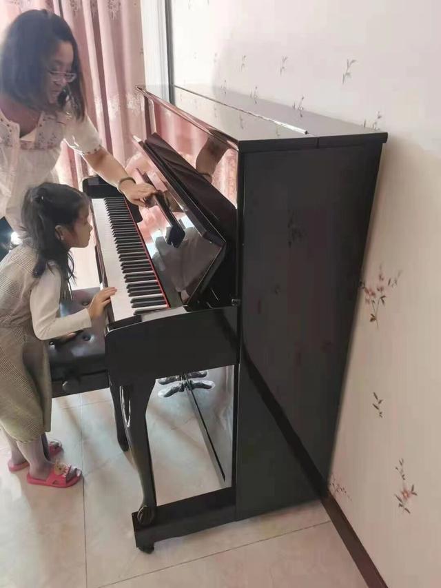 钢琴尺寸标准尺寸，钢琴的尺寸（初学者买什么钢琴比较好呢）