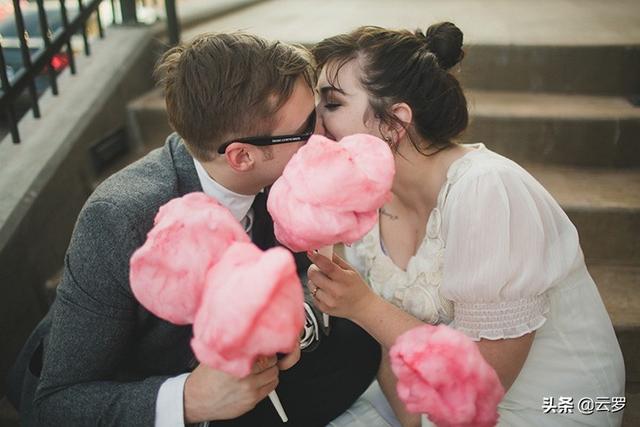 八个情侣经典POSE，全网最好听的四对情侣（情侣拍照的80个姿势）