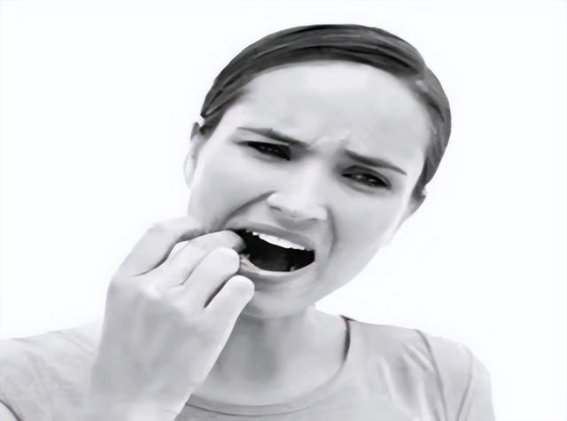 嘴巴经常长口腔溃疡什么原因，嘴巴经常溃疡是什么原因（口腔溃疡反复发作）