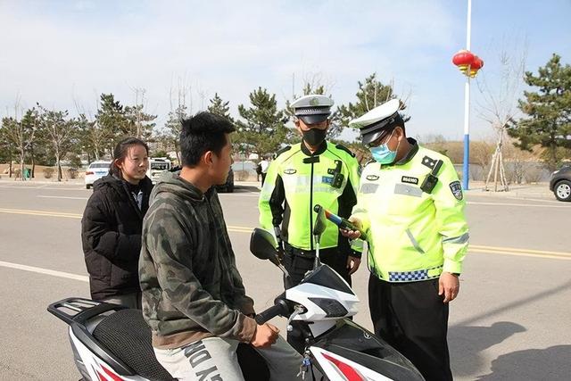 交警扣電動車罰款標準,電瓶車放在交警隊多少錢一天(交警:扣車,罰款