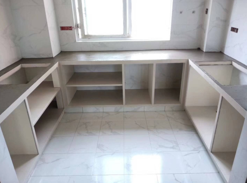 1,首先,根据事先设计好的图纸,对厨房要安装橱柜的墙上和地面进行划线