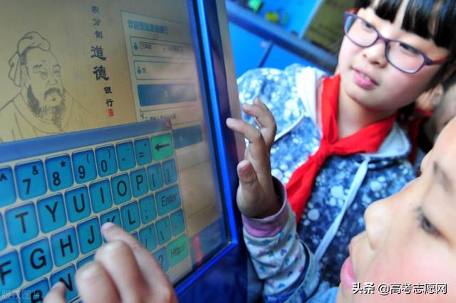 汉语言文学和新闻学哪个好呢，汉语言文学和新闻学哪个好呢知乎（这十个常见易混大学专业）