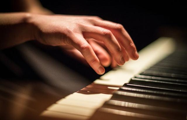 钢琴初学入门五指练习，初学钢琴的8个指法（云音符线上学钢琴丨如何开始基础的五指练习）