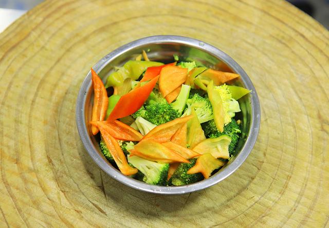 鸡蛋炒什么好吃，鸡蛋和什么菜炒比较好吃（鸡蛋和这6道菜天生是一对）