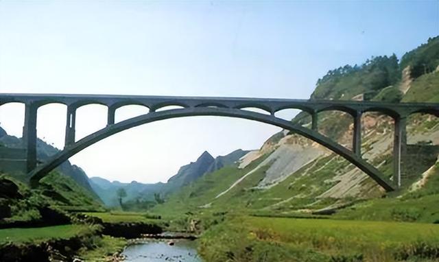 桥梁由哪些部分组成，桥梁由哪些部分组成的（拱桥的基本组成及主要特点）