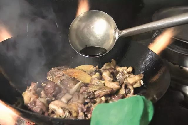 回锅鸡的制作方法，十五秒回锅鸡色泽酱红