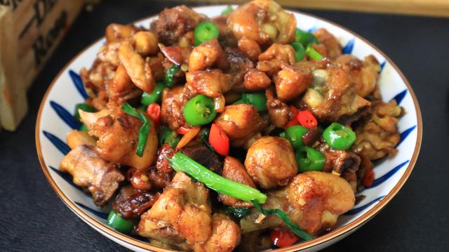 炒鸡腿肉的家常做法，青椒炒鸡腿的家常做法（私藏多年的“生炒鸡肉”）