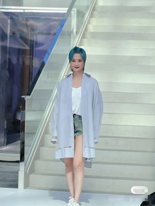 刚染完蓝黑很蓝怎么办，蓝黑染出来偏蓝怎么办（38岁李宇春现身三亚）