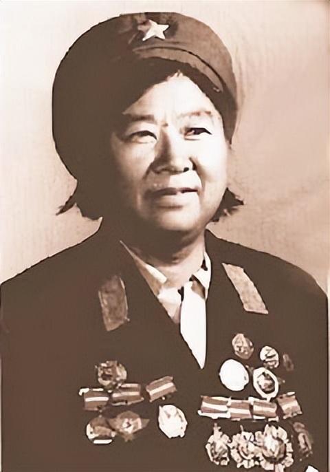 花木兰的故事主要讲了什么，花木兰讲述了什么故事（二十六史精选故事321、巾帼英雄花木兰）