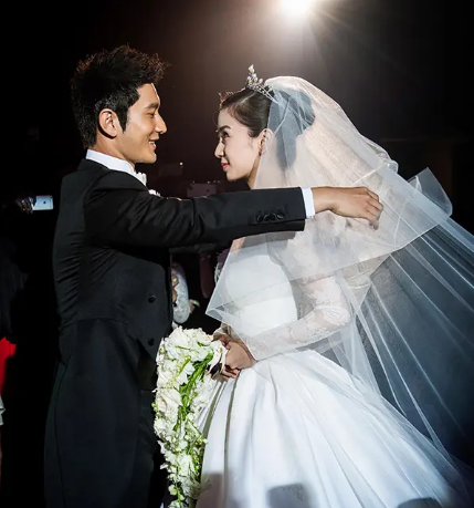 华谊兄弟旗下艺人名单，华谊兄弟旗下艺人名单2022（黄晓明和邓超两位“华谊一哥”）