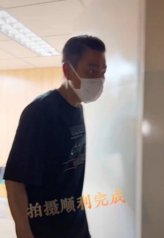 刘德华多大年龄，四大天王的年龄分别是多少（新照哈腰驼背还颈纹抢镜）