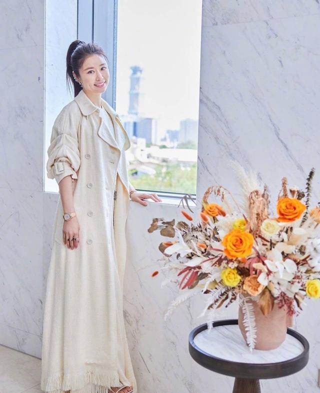 米色风衣怎么搭配，米色风衣怎么搭配首饰（米色风衣配裙子优雅减龄）