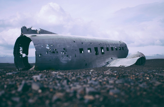 飞机失事只能等死吗，乘客为何不能跳伞而只能在飞机上等死