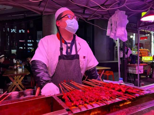 兰州夜市小吃哪里最好，兰州最热闹的夜市（兰州正宁路夜市重“食”人间烟火）