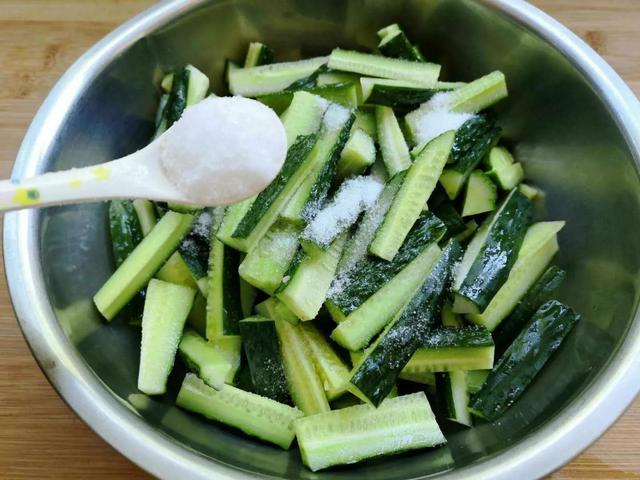 黄瓜条怎么腌制好吃，腌甜黄瓜条怎么腌制好吃（只用盐杀水就错了）