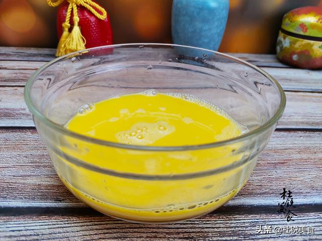 摊鸡蛋皮的做法，鸡蛋灌饼饼皮制作方法（经常厚薄不均一用就破）