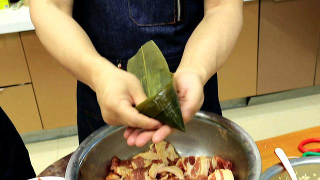 三角粽怎么包，三角粽怎么包慢动作（加凉水还是开水）