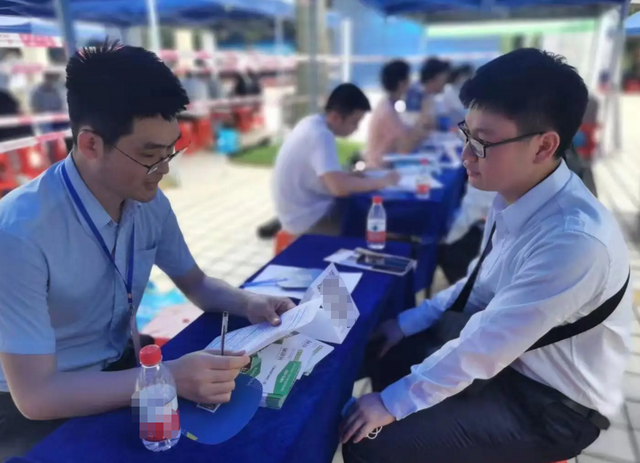 为什么越来越多人不入党，入党越来越难的原因是什么（为啥有多半学生挤不进去）