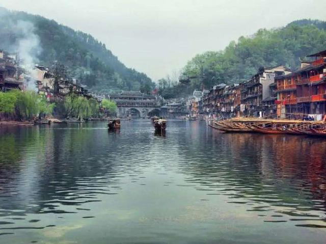 边城简介，《边城》经典语录（《边城》：你会爱上谁）