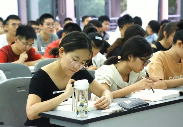 口腔医学就业前景，口腔医学就业前景怎样（大学中“很辛苦”的专业）