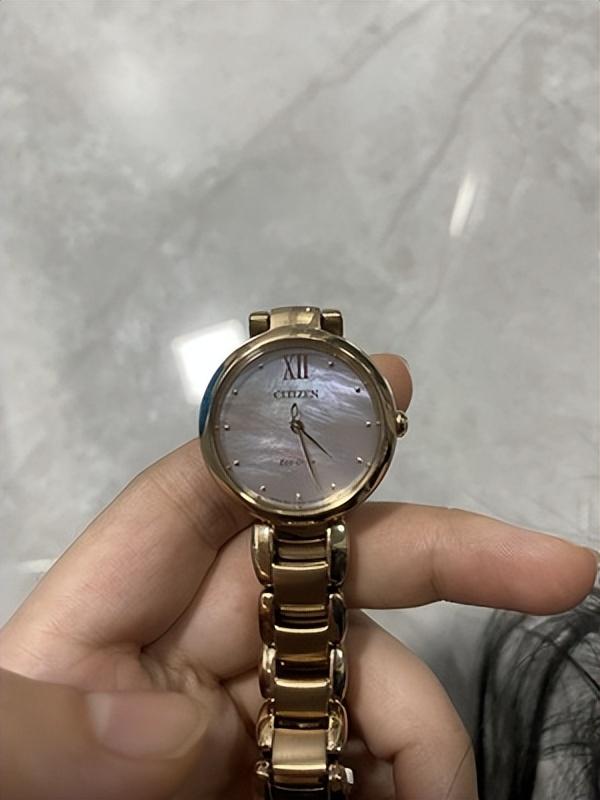 女士手表排行榜前十名，品牌手表女排行榜前十名（看看这两款女士手表吧）