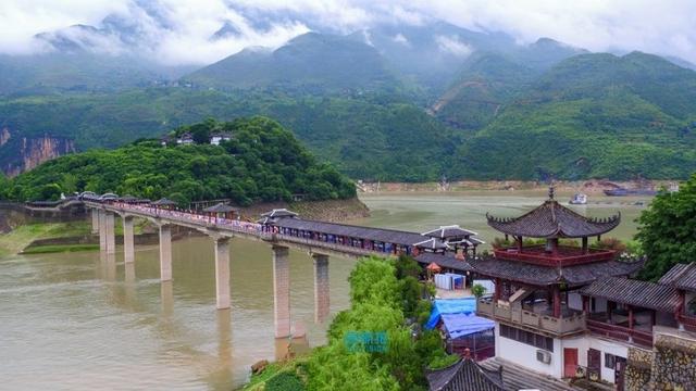 朝辞白帝彩云间的白帝城位于哪里，朝辞白帝彩云间的白帝城在哪里（是刘备托孤的白帝城吗）