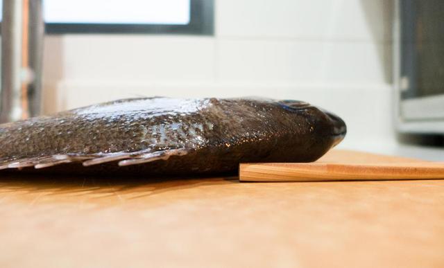 赤魟鱼的做法有哪些，赤眼鲮鱼的做法（香葱香菜豆豉油清蒸迦魶魚）