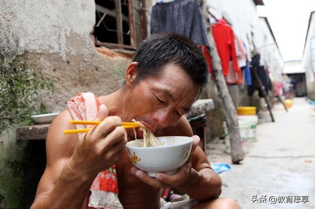 用盆吃10袋泡面，用盆吃10袋泡面男子回应月薪2万邀约（在火车上用脸盆吃10袋泡面）