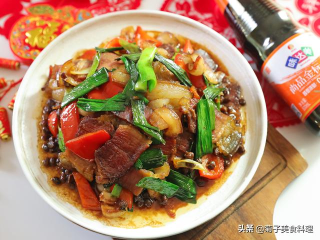 腊肉炒蒜苗做法，蒜苗炒腊肉的做法（年夜饭炒菜之蒜苗炒腊肉）