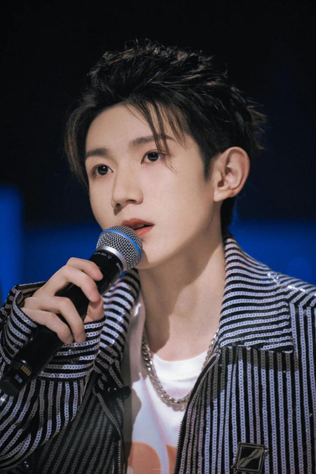 自动回复内容伤感，qq自动回复伤感女生（王源开启私信自动回复）