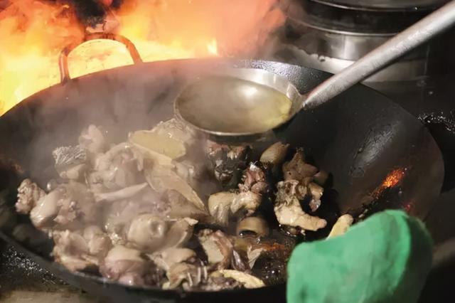 回锅鸡的制作方法，十五秒回锅鸡色泽酱红