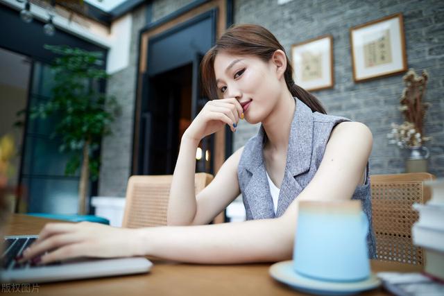 女生回复干嘛怎么回复她，女生说干嘛呢怎么幽默回复（不同情感阶段的高情商回答）