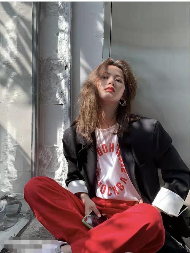 红色裤子搭配什么上衣颜色好看，红色裤子搭配什么上衣好看（红色裤子搭配什么颜色上衣好看）