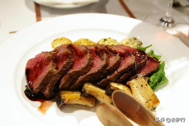 红酒做菜有哪些菜，过期红酒的10个小妙用（用红酒烧菜太奢侈浪费）