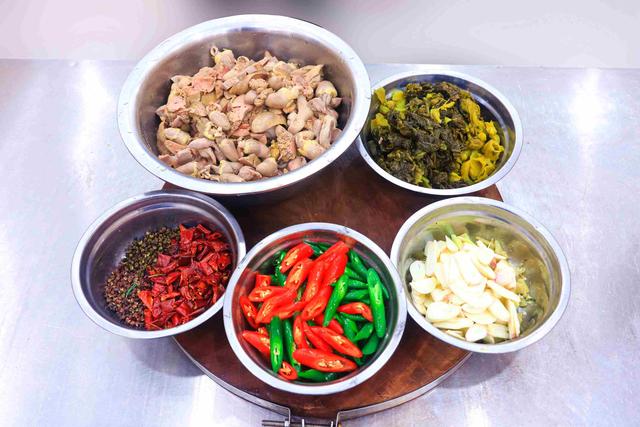 100克鸡胸肉含多少蛋白质，一百克鸡胸肉含多少脂肪（鸡腿排倒数第二）