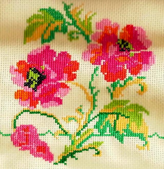 在家加工十字绣，在家加工十字绣赚钱吗（这些漂亮的十字绣都是她缝制的）